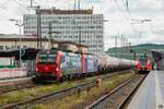 193 469 SBB Cargo International & 482 SBB Cargo mit Kesselzug in W�rzburg Hbf, August 2021.