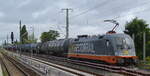 Hector Rail mit  242.503  Name: BALBOA (NVR: 91 80 6 182 503-3 D-HCTOR ) und Kesselwagenzug am 20.08.21 Berlin Karow.