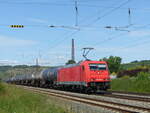 RHC 185 605-3 mit Kesselwagen Richtung Wrzburg, am 25.08.2021 in Karlstadt (Main).