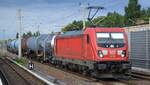 DB Cargo AG [D] mit  187 165  [NVR-Nummer: 91 80 6187 165-6 D-DB] und einigen Kesselwagen am 20.09.21 Berlin Blankenburg.