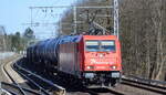 RheinCargo GmbH & Co. KG, Neuss [D] mit der Akiem Lok  185 588-1  [NVR-Nummer: 91 80 6185 588-1 D-RHC] und Kesselwagenzug (Benzin) am 18.03.22 Berlin Buch.
