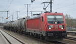 DB Cargo AG [D] mit  187 165  [NVR-Nummer: 91 80 6187 165-6 D-DB] und Kesselwagenzug (Leim) am 06.04.22 Durchfahrt Bf.