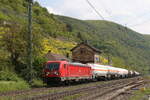 187 116 mit einem Kesselwagenzug am 3. Mai 2022 bei Kaub am Rhein.