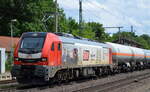 Mitteldeutsche Eisenbahn GmbH, Schkopau [D] mit  159 235-1  [NVR-Nummer: 90 80 2159 235-1 D-RCM] und einem Ganzzug Druckgaskesselwagen (Vinylchlorid, stabilisiert) am 08.06.22 Höhe Bf.