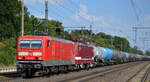 DeltaRail GmbH mit einer Doppeltraktion, wohl neu angemietet  143 012  (NVR:  91 80 6143 012-3 D-DB ) +  243 650-9  (NVR:  91 80 6143 650-0 D-DELTA ) und einem Kesselwagenzug am 25.08.22 Durchfahrt Bahnhof Niederndodeleben.