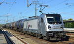 RheinCargo GmbH & Co. KG, Neuss [D] mit  187 076-5  [NVR-Nummer: 91 80 6187 076-5 D-RHC] und einem Kesselwagenzug am 06.10.22 Durchfahrt Bahnhof Golm.