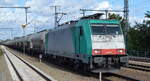 Transchem Sp. z o.o., Włocławek [PL] mit  E 186 133-5  [NVR-Nummer: 91 51 5270 007-5 PL-TM] und einem Silo-, Kesselwagenzug am 11.10.22 Durchfahrt Bahnhof Golm. 