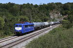 151 033 von  WRS  mit einem Kesselwagenzug am 9. August 2022 beim  Esslinger-Bergtunnel  im Altmühltal.