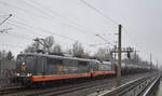 Hector Rail (Germany) GmbH, Bochum mit  162.004  Name:  Fitzcarraldo  (NVR:  91 80 6151 057-7 D-HRDE ) mit  242.503  Name:  Balboa   (NVR:  91 80 6182 503-3 D-HCTOR ) und Kesselwagenzug (leer) am Haken Richtung Stendell am 04.01.23 Berlin Blankenburg bei starkem Regenfall.