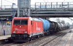 RheinCargo GmbH & Co. KG, Neuss [D] mit der  185 582-4  [NVR-Nummer: 91 80 6185 582-4 D-RHC] und einem Kesselwagenzug (leer) Richtung Stendell am 18.03.23 Durchfahrt Bahnhof Berlin-Hohenschönhausen.