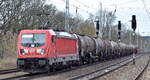DB Cargo AG [D] mit ihrer  187 138  [NVR-Nummer: 91 80 6187 138-3 D-DB] und einem Kesselwagenzug am 29.03.23 Durchfahrt Bahnhof Saarmund.