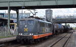 Hector Rail (Germany) GmbH, Bochum mit ihrer  162.002  Name:  Lang  (NVR:  91 80 6151 070-0 D-HRDE ) und einem Kesselwagenzug (leer) Richtung Stendell am 10.08.23 Durchfahrt Bahnhof Berlin Hohenschönhausen. 