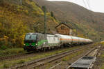 ELL 193 724 mit Kesselzug in Kaub am Rhein, am 25.11.2023. Mit Tele vom Ende des Bahnsteiges fotografiert!