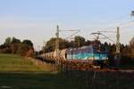 393 001-3 und 393 010-6 (CD Cargo) mit einem Silozug in Großkarolinenfeld, 11. Oktober 2023