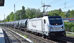 RheinCargo GmbH & Co. KG, Neuss [D] mit ihrer  187 071-6  [NVR-Nummer: 91 80 6187 071-6 D-RHC] und einem Kesselwagenzug am 01.05.24 Höhe Mühlenbeck/Mönchmühle.