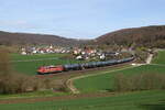 151 073 mit einem Kesselwagenzug aus Ingolstadt kommend. Aufgenommen am 5. April 04 bei Breitenfurt im Altmühltal.