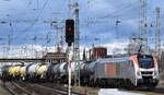 Havelländische Eisenbahn AG, Berlin-Spandau [D] mit ihrer Eurodual Lok  159 006  [NVR-Nummer: 90 80 2159 006-6 D-HVLE] und einem Kesselwagenzug (Salzsäure) am 08.01.25 Höhe Bahnhof