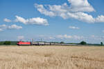 152 157 DB Cargo mit einem langen Kesselzug bei Triesdorf Richtung Ansbach, 19.07.2021