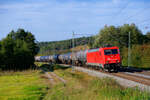 185 586 RheinCargo mit einem Kesselzug bei Lehrberg Richtung Ansbach, 23.09.2021