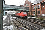 DB 152093-1 erreicht aus Süden kommend am 13.2.2206 um 12.55 Uhr mit einem Kesselwagen Zug den Bahnhof Hamburg Harburg.