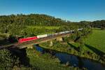 Für ecco rail steht die 185 631 von Alpha Trains im Einsatz. Am Abend des 18. September 2025 konnte ich die Lok vor einem Kesselwagenzug beim Überqueren der Altmühl bei Dietfurt fotografieren. 