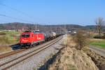 185 582 RheinCargo mit einem Kesselzug bei Oberdachstetten Richtung W�rzburg, 28.03.2022