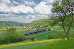 185 696 Railpool mit einem Kesselzug bei Dollnstein Richtung Treuchtlingen, 09.05.2022