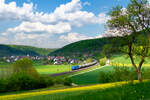 151 170 SRI mit einem Kesselzug bei Dollnstein Richtung Treuchtlingen, 09.05.2022