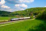 2159 222 ELP/Retrack mit einem Gaskesselzug bei Dollnstein Richtung Treuchtlingen, 09.05.2022