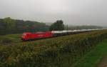 Railion 185 220-1 mit VTG-Kesselwagen Richtung Wiesbaden, bei Erbach (Rheingau); 21.10.2011