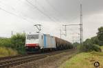 185 636-8 Railpool mit Kesselzug in Porz-Wahn, August 2013.