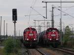 265 020 und 265 014 mit ihren Kesselwagenzügen müssen auf Weiterfahrt warten weil erst noch international verkehrende Güterzüge durchkommen; Coswig (bei Dresden), 25.09.2015  