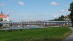 Eine ex DR V100 bzw. BR 110/108/112/114 mit zwei Vierachs-Kesselwagen kommt von Rhäsa über Nossen auf der Eisenbahnbrücke über die Elbe; Meissen, 18.07.2016
