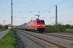 Mit einem KLV fuhr am 04.05.2016 die 152 077-4 durch die Gleisanlagen von Müllheim (Baden) in Richtung Schweizer Grenze fuhr.