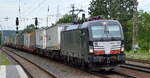 DB Cargo AG mit der MRCE Vectron  X4 E - 704  [NVR-Nummer: 91 80 6193 704-4 D-DISPO] mit KLV-Zug am 05.08.19 Durchfahrt Saarmund Bahnhof.