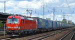 DB Cargo AG [D] mit der recht neuen  193 394  [NVR-Nummer: 91 80 6193 394-4 D-DB] und Taschenwagenzug (LKW Walter Trailer) ab Rostock am 19.09.19 Durchfahrt Bahnhof Flughafen Berlin Schönefeld.