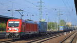 DB Cargo AG [D] mit  187 182  [NVR-Nummer: 91 80 6187 182-1 D-DB] und Taschenwagenzug aus Rostock am 24.09.19 Bahnhof Flughafen Berlin Schönefeld.