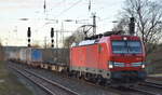 DB Cargo AG [D] mit  193 311  [NVR-Nummer: 91 80 6193 311-8 D-DB] und Taschenwagenzug Richtung Rostock am 18.12.19 Durchfahrt Bf. Saarmund.