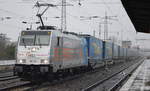 HSL Logistik GmbH, Hamburg [D] mit der relativ neuen Railpool  186 551  [NVR-Nummer: 91 80 6186 551-8 D-Rpool] und Taschenwagenzug am 28.01.20 Durchfahrt Bf.