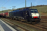 Am 21 Februar 2020 zieht TX Log 189 998 der Varese-KLV durch Würzburg Hbf richtung Italien.