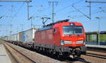 DB Cargo AG [D] mit  193 305  [NVR-Nummer: 91 80 6193 305-0 D-DB] und Taschenwagenzug am 23.04.20 Bf. Golm (Potsdam).