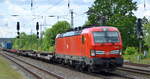 DB Cargo AG [D] mit  193 356  [NVR-Nummer: 91 80 6193 356-3 D-DB] und Taschenwagenzug am 26.05.20 Bf. Saarmund.