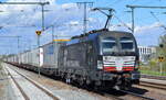 DB Cargo AG [D]/ Mercitalia Rail S.r.l., Roma [I] mit der MRCE Vectron  X4 E - 704  [NVR-Nummer: 91 80 6193 704-4 D-DISPO] und Taschenwagenzug am 05.05.21 Durchfahrt Bf.