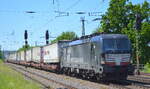 DB Cargo AG [D]/ Mercitalia Rail S.r.l., Roma [I] mit der MRCE Vectron  X4 E - 706  [NVR-Nummer: 91 80 6193 706-9 D-DISPO] und Taschenwagenzug am 31.05.21 Durchfahrt Bf.