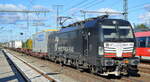 DB Cargo AG [D]/ Mercitalia Rail S.r.l., Roma [I] mit der MRCE Vectron  X4 E - 709  [NVR-Nummer: 91 80 6193 709-3 D-DISPO] und KLV-Zug am 13.10.21 Durchfahrt Bf.