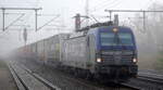 PKP CARGO S.A., Warszawa [PL] mit  EU46-508  [NVR-Nummer: 91 51 5370 020-7 PL-PKPC] und KLV-Zug aus einer Nebelwand kommend am 11.11.21 Durchfahrt Bf.