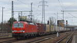 DB Cargo AG [D] mit  193 347  [NVR-Nummer: 91 80 6193 347-2 D-DB] und KLV-Zug am 18.01.22 Durchfahrt BF.