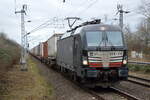 DB Cargo AG (D)/Mercitalia Rail S.r.l., Roma [I] mit der MTCE Vectron  X4 E - 710  [NVR-Nummer: 91 80 6193 710-1 D-DISPO] und KLV-Zug ab Rostock-Seehafen am 02.02.22 Durchfahrt Bf.