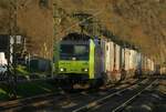 BLS 485 008 mit Taschenwagen auf der rechten Rheinseite bei Oberlahnstein am 23.02.2022