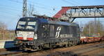 DB Cargo AG [D] / Mercitalia Rail S.r.l., Roma [I] mit der MRCE Vectron  X4 E - 706  [NVR-Nummer: 91 80 6193 706-9 D-DISPO] und KLV-Zug am 10.03.22 Durchfahrt Bf.